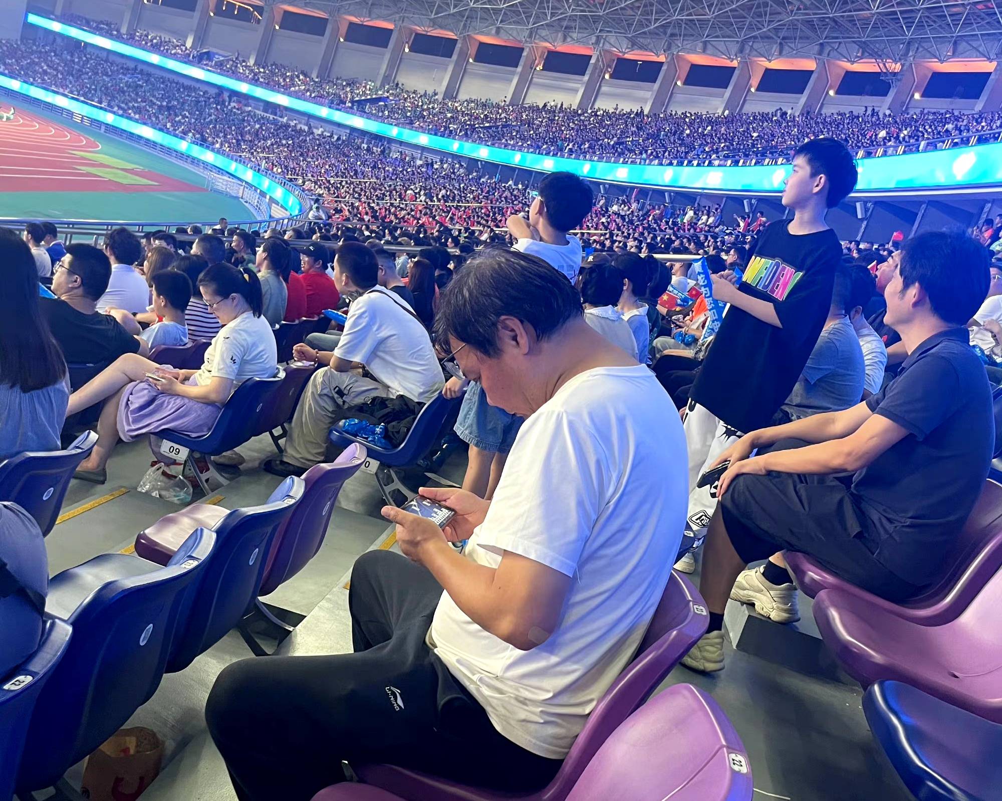 球场上技艺纷呈，观众陶醉其中